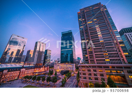 日本の東京都市景観　東京駅新景色。ズラリ並んだ超高層ビル群（窓ガラスに映る夕焼け）・夜景 93700698