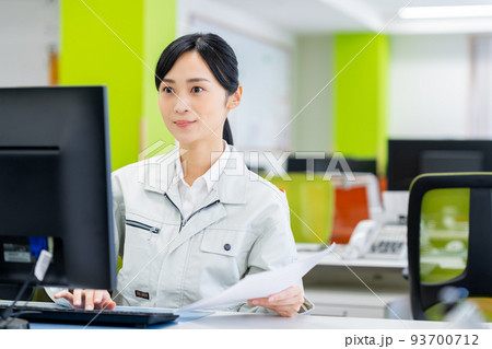 事務所で働く作業服の若い女性 93700712
