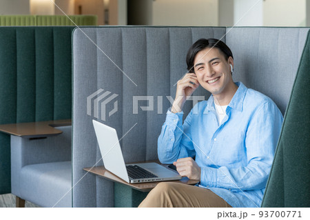 オフィスのワークブースでパソコンでweb会議をする若い男性　撮影協力「LINK FOREST]　 93700771