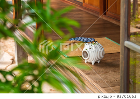縁側の蚊遣りブタ ・夏イメージ 縁側の蚊遣りブタ ・夏イメージ 93701663