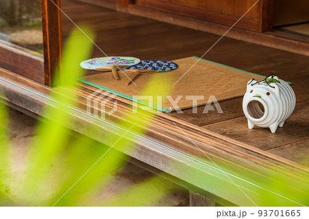 縁側の蚊遣りブタ ・夏イメージ 93701665