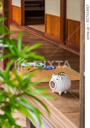 縁側の蚊遣りブタ ・夏イメージ 93701667