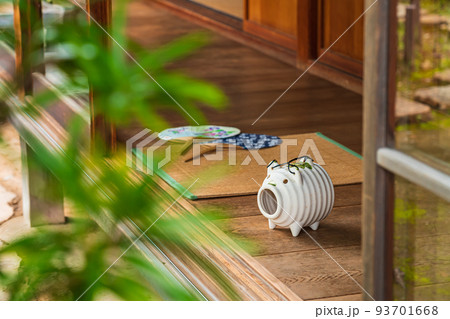 縁側の蚊遣りブタ ・夏イメージ 93701668