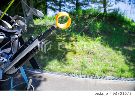 青空のゴルフ場・カートの後ろに収納されたボールピッカー・ボール拾い器（千葉県木更津市） 93701672