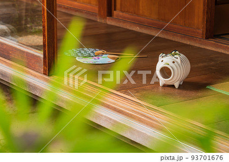 縁側の蚊遣りブタ ・夏イメージ 93701676