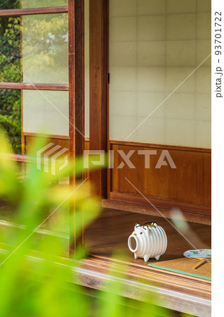 縁側の蚊遣りブタ ・夏イメージ 縁側の蚊遣りブタ ・夏イメージ 93701722