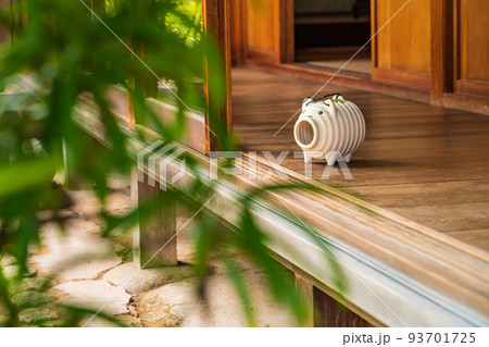 縁側の蚊遣りブタ ・夏イメージ 93701725