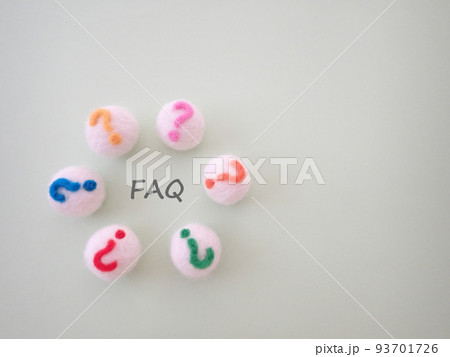 クエスチョンマークに囲まれたFAQの単語、コピースペース クエスチョンマークに囲まれたFAQの単語、コピースペース 93701726