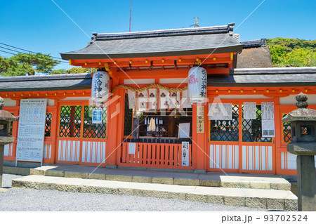 宇治神社 本殿とみかえり兎（京都府宇治市） 93702524
