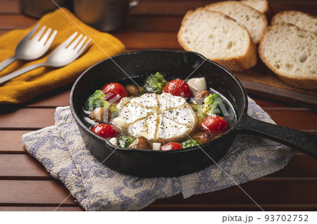 キャンプ飯　スキレットで作るカマンベールチーズのアヒージョ 93702752
