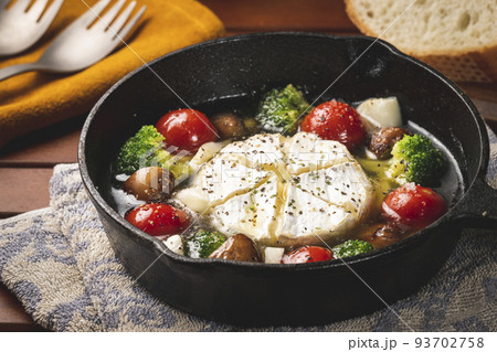 キャンプ飯 スキレットで作るカマンベールチーズのアヒージョ キャンプ飯 スキレットで作るカマンベールチーズのアヒージョ 93702758