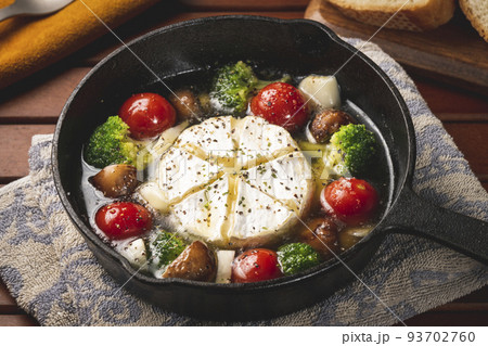 キャンプ飯 スキレットで作るカマンベールチーズのアヒージョ キャンプ飯 スキレットで作るカマンベールチーズのアヒージョ 93702760