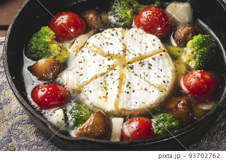 キャンプ飯 スキレットで作るカマンベールチーズのアヒージョ キャンプ飯 スキレットで作るカマンベールチーズのアヒージョ 93702762