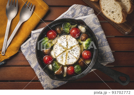 キャンプ飯　スキレットで作るカマンベールチーズのアヒージョ 93702772