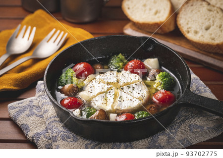 キャンプ飯　スキレットで作るカマンベールチーズのアヒージョ 93702775