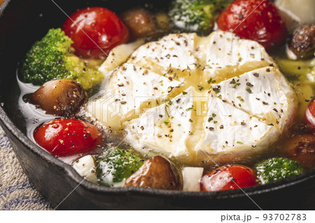 キャンプ飯　スキレットで作るカマンベールチーズのアヒージョ 93702783