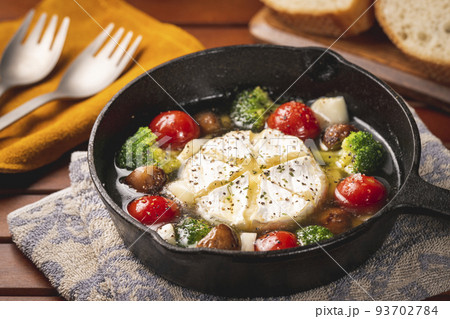 キャンプ飯　スキレットで作るカマンベールチーズのアヒージョ 93702784