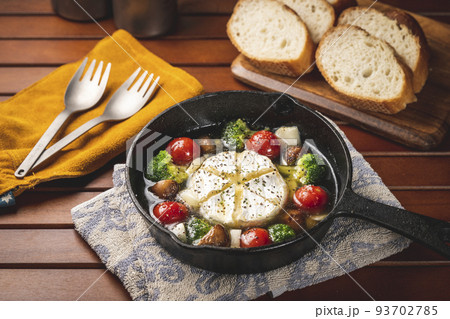 キャンプ飯　スキレットで作るカマンベールチーズのアヒージョ 93702785