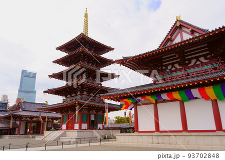四天王寺/金堂と五重塔と中門とあべのハルカス(大阪市天王寺区) 四天王寺/金堂と五重塔と中門とあべのハルカス(大阪市天王寺区) 93702848