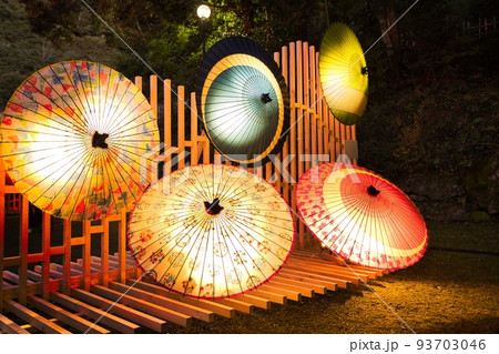 ライトアップされた伝統工芸の美しいカラフルな和傘 93703046