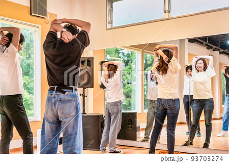 ダンスサークル ダンスの練習をする大学生 ダンスサークル ダンスの練習をする大学生 93703274