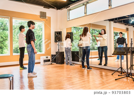 ダンスサークル ダンスの練習をする大学生 ダンスサークル ダンスの練習をする大学生 93703803