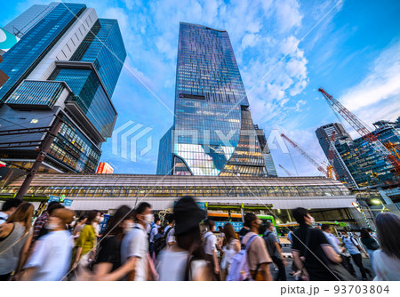 日本の東京都市景観　渋谷のビジネス街や銀座線渋谷駅。ホームの中には黄色の車両が見える＝8月26日 93703804