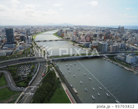 新潟市 朱鷺メッセ展望フロアから新潟市内の風景 新潟市 朱鷺メッセ展望フロアから新潟市内の風景 93703812