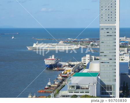 新潟港に入港するカーフェリー 93703830