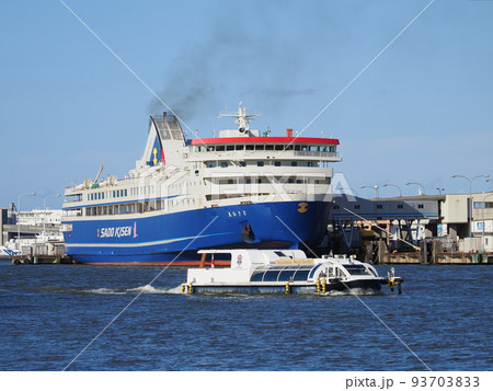 新潟港を出港するときわ丸 新潟港を出港するときわ丸 93703833