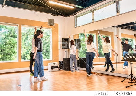 ダンスサークル　ダンスの練習をする大学生 93703868