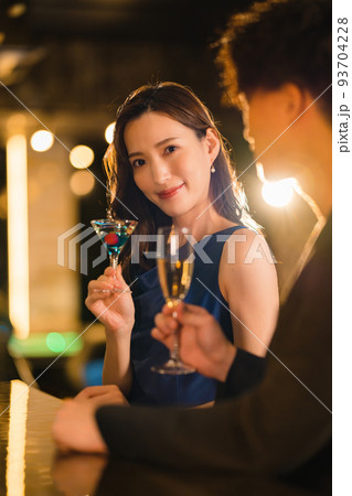 バーで飲み交わす男女 バーで飲み交わす男女 93704228