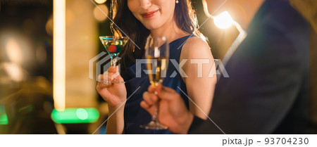 バーで飲み交わす男女 93704230