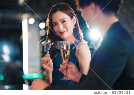 バーで飲み交わす男女 93704231