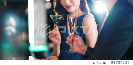 バーで飲み交わす男女 93704232