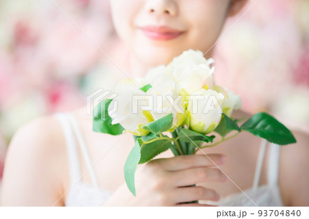 白い花束を持つ女性 白い花束を持つ女性 93704840