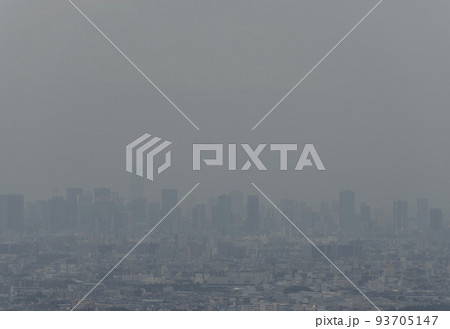 【大気汚染イメージ】黄砂、PM2.5、花粉で視界不良な街並み。 93705147