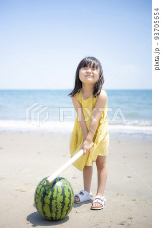 日本の夏の風物詩スイカ割りをする5歳の女の子 93705654