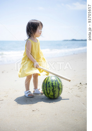 日本の夏の風物詩スイカ割りをする2歳の女の子 日本の夏の風物詩スイカ割りをする2歳の女の子 93705657