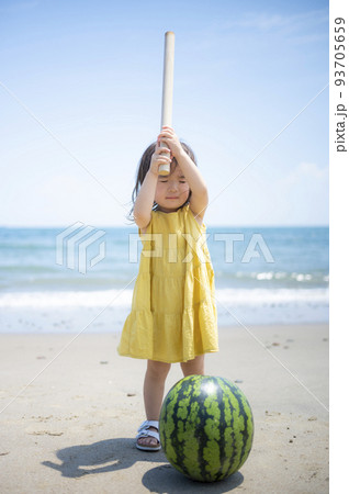 日本の夏の風物詩スイカ割りをする2歳の女の子 93705659