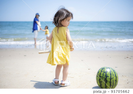 日本の夏の風物詩スイカ割りをする2歳の女の子 日本の夏の風物詩スイカ割りをする2歳の女の子 93705662