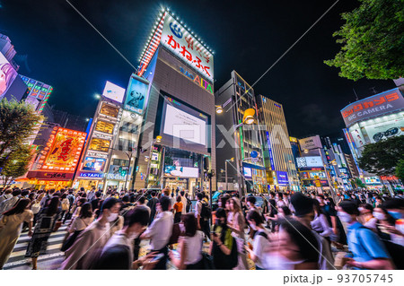 日本の東京都市景観 5週世界最多・死者数2週連続世界2位。新宿駅東口は大人流。百果園→屋台苑＝26日 93705745