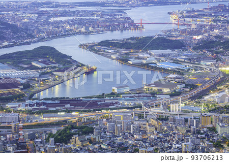 新日本三大夜景に認定された皿倉山からの素晴らしい夜景(福岡県北九州市) 新日本三大夜景に認定された皿倉山からの素晴らしい夜景(福岡県北九州市) 93706213