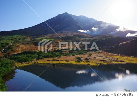 北海道 早朝の旭岳と鏡池 北海道 早朝の旭岳と鏡池 93706895