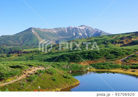 北海道旭岳　鏡池と当麻岳・安足間岳方面を望む 93706920