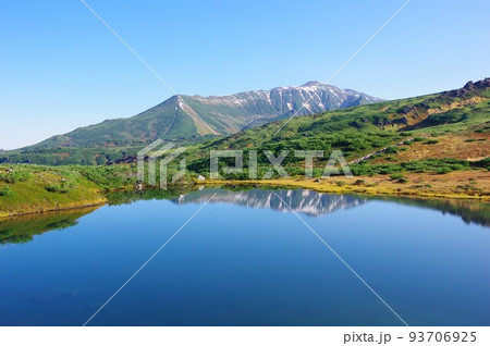 北海道旭岳　鏡池に反射した当麻岳・安足間岳 93706925