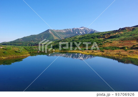 北海道旭岳 鏡池に反射した当麻岳・安足間岳 北海道旭岳 鏡池に反射した当麻岳・安足間岳 93706926