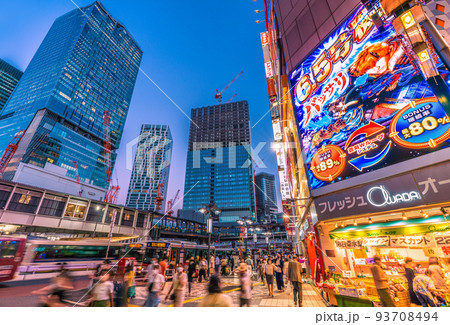 日本の東京都市景観　渋谷のウェーヴ通りから渋谷駅や桜丘口再開発などを望む＝8月18日 93708494