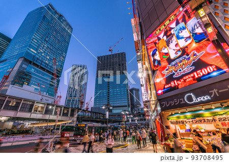 日本の東京都市景観　渋谷のウェーヴ通りから渋谷駅や桜丘口再開発などを望む＝8月18日 93708495