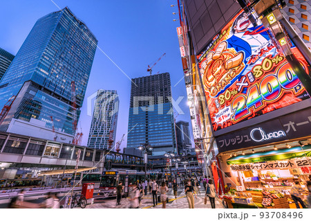 日本の東京都市景観　渋谷のウェーヴ通りから渋谷駅や桜丘口再開発などを望む＝8月18日 93708496